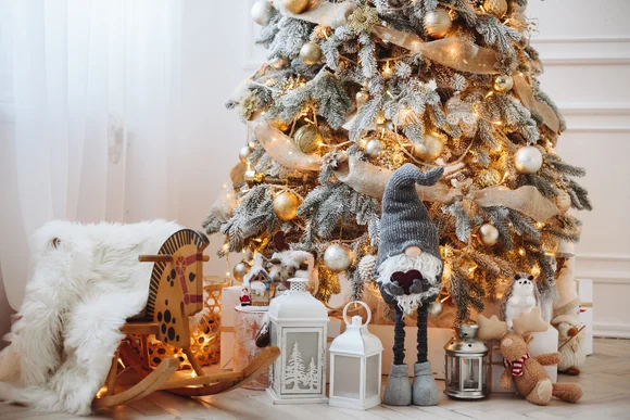 Geschmückter Weihnachtsbaum mit Geschenken